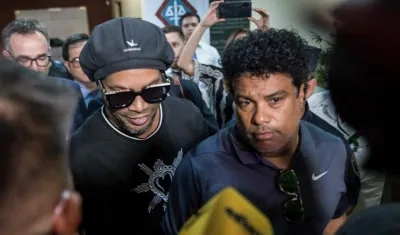 El exjugador de fútbol brasileño Ronaldinho Gaúcho y su hermano, el empresario Roberto de Assis Moreira.