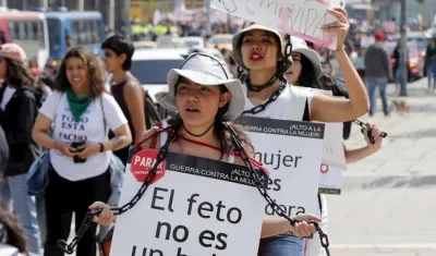 Mujeres protestan en el Día Internacional de la Mujer, este domingo en Bogotá (Colombia).