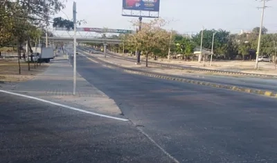 Las calles de las ciudades permanecen solas. Esta es la Murillo en Barranquilla.