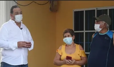 El Alcalde Roberto Celedón con los dos pacientes que superaron el Covid-19.