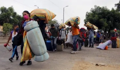 Ciudadanos venezolanos llevan sus pertenencias de regreso a su país.