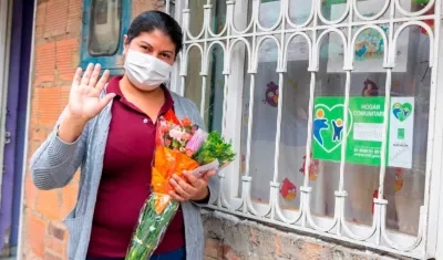 Madres comunitarias de Bogotá recibieron flores.