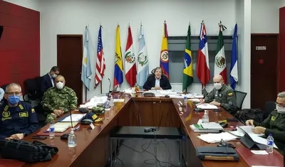El ministro de Defensa, Holmes Trujillo, y los Comandantes de las Fuerzas Armadas, asistieron a un debate en la Plenaria del Senado de la República en la que se trataron los temas de Inteligencia y Contrainteligencia. 
