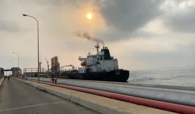 Fotografía cedida por el Ministerio de Comunicación e Información (MinCI) de Venezuela muestra el buque iraní "Fortune" este lunes, en las costa de Puerto Cabello (Venezuela).
