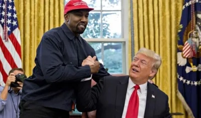Kanye West en una reunión con Donald Trump.