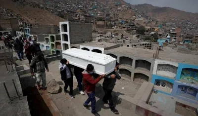Familiares cargan el féretro de Kelly Cozme durante su entierro en el Cementerio del distrito de Comas, en Lima (Perú). 