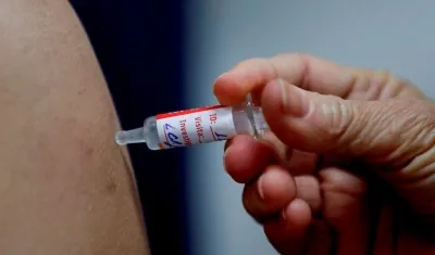 Un hombre recibe la segunda dosis en los ensayos de la vacuna contra el Covid-19 desarrollada por el laboratorio chino Sinovac Biotech.