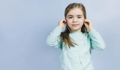 Muchos niños usan audífonos y escuchan música con volumen alto.