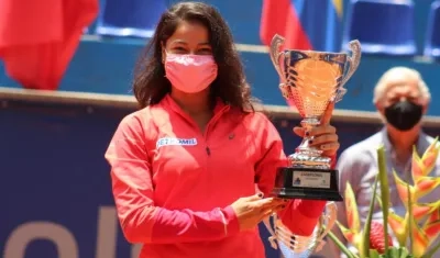 María Fernanda Herazo con el trofeo de campeona. 