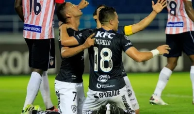 Jugadores del Independiente del Valle celebran su gol ante Junior. 