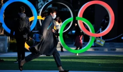 Ciudadanos japoneses alrededor de los anillos olímpicos. 