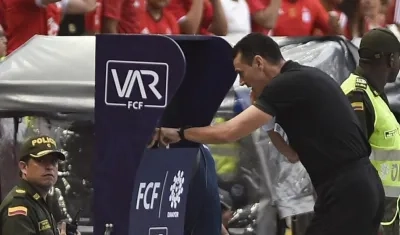 Wilmar Roldán revisa el VAR en un partido de la liga colombiana. 