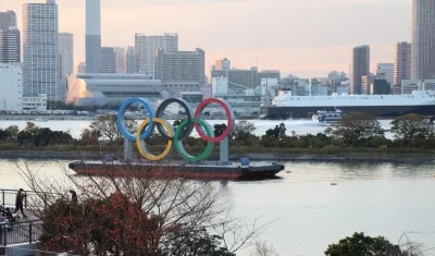 Bahía de Tokio con los aros olímpicos. 