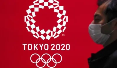 Un hombre pasa al frente de los JJOO de Tokio 2020.