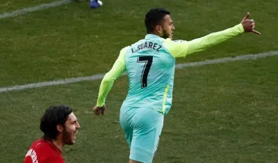 Luis Suárez celebra su gol ante el Osasuna. 