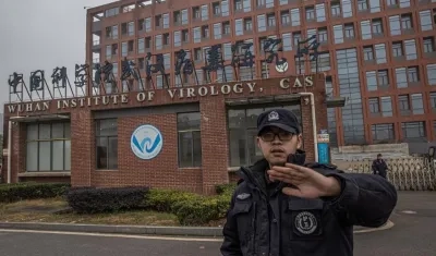 Un agente de seguridad impide tomar imágenes en el exterior del Instituto de Virología de Wuhan, China. 