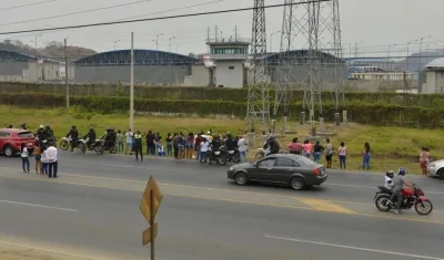 Familiares afuera de la cárcel intervenida este sábado en Ecuador.