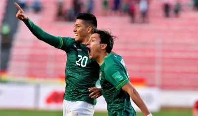 Ramiro Vaca (i) de Bolivia celebra un gol hoy, en un partido de las eliminatorias sudamericanas para el Mundial de Catar 2022 entre Bolivia y Perú en el estadio Hernando Siles en La Paz (Bolivia).