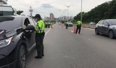Policías ejercen vigilancia en las vías de salida de Barranquilla a Cartagena.