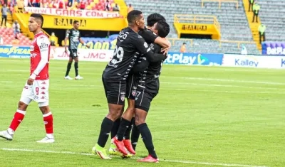 Jugadores del Junior celebrando el gol de Fabián Sambueza en 'El Campín'.