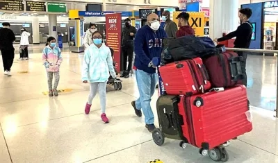 Visitantes regresando a los aeropuertos de Estados Unidos.