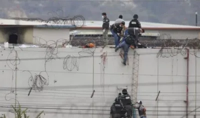 Muro del pabellón 2 de la cárcel de Guayaquil, en el levantamiento de un cuerpo. 