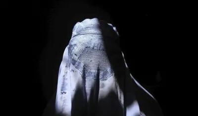 Una mujer afgana vestida con un burka.