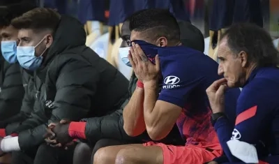 Luis Suárez llora en el banco por su lesión. 