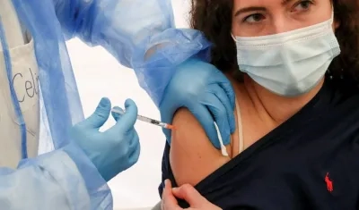 Una estudiante recibe una dosis de la vacuna de AstraZeneca en Zaragoza.