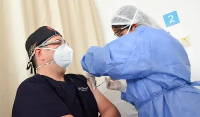 Guillermo Oeding Ángulo, el primer vacunado en Puerto Colombia, es el jefe de la Unidad de Cuidados Intensivos y de hospitalización de la clínica Portoazul.