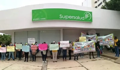 Trabajadores de Barrios Unidos protestando ante la Supersalud.