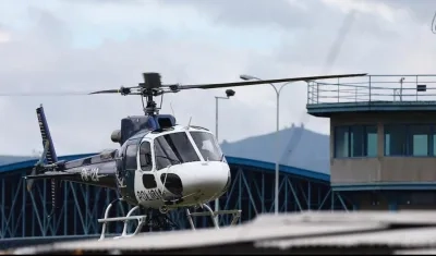 Un helicóptero de la policía ecuatoriana aterrizando en una de las cárceles.
