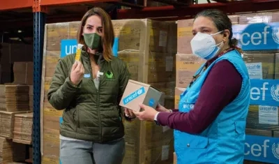 Directora del ICBF, Lina Arbeláez, recibe los sobres nutricionales de manos de Aida Oliver, de Unicef Colombia.