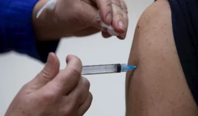Una enfermera le administra a un hombre una de las dosis de la vacuna de BioNTech, Pfizer. 