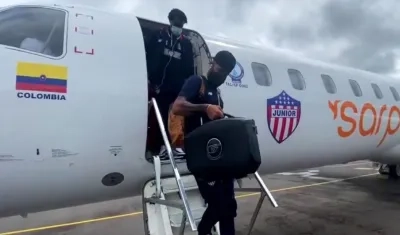 Freddy Hinestroza y Didier Moreno descienden del avión. 