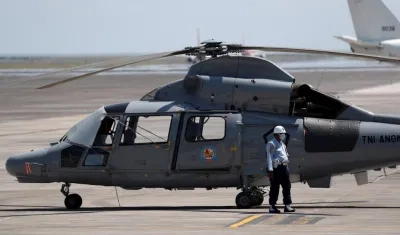 Un helicóptero que participó en la búsqueda aérea de los restos del sumergible en Indonesia.