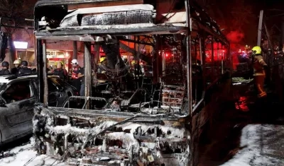 Imagen de uno de los buses bombardeados.