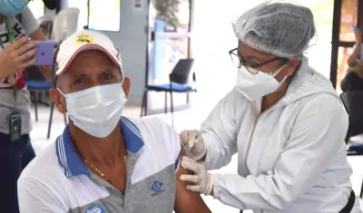 Un adulto mayor recibiendo la vacunación en Baranoa.