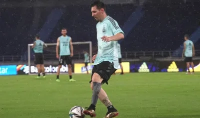 Lionel Messi entrenando en el estadio Metropolitano.