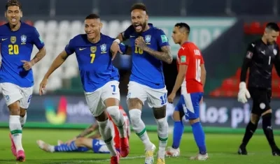 Neymar celebrando el primer gol de Brasil.