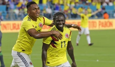 Yimmi Chará celebra un gol con la Selección Colombia. 