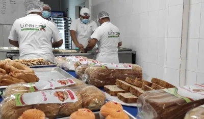 Reclusos haciendo los panes en la Cárcel Modelo de Barranquilla. 