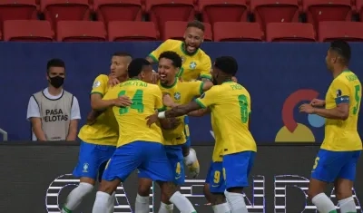 Neymar celebra con sus compañeros el primer gol. 
