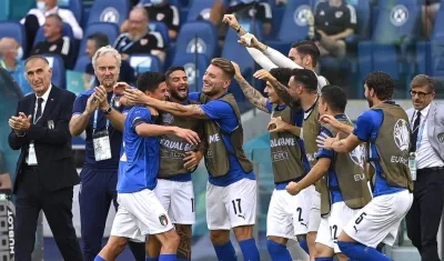 Matteo Pessina celebra con sus compañeros el gol del triunfo. 