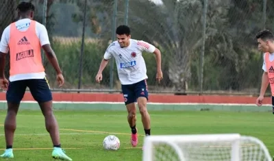 Luis Díaz durante un entrenamiento ante Duván Zapata y Matheus Uribe. 