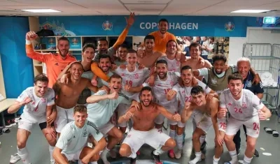 Los jugadores de la selección española celebran la victoria ante Croacia en los octavos de final de la Eurocopa 2020.
