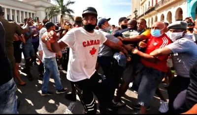 Policías cubanos arrestando a los manifestantes pacíficos.