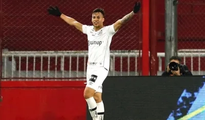Kaio Pinto celebrando el gol ante Independiente.
