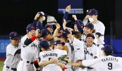 Los japoneses en la celebración del primero oro en béisbol.