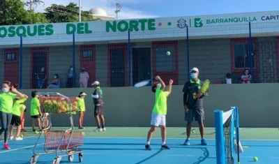Niños en la práctica del tenis. 